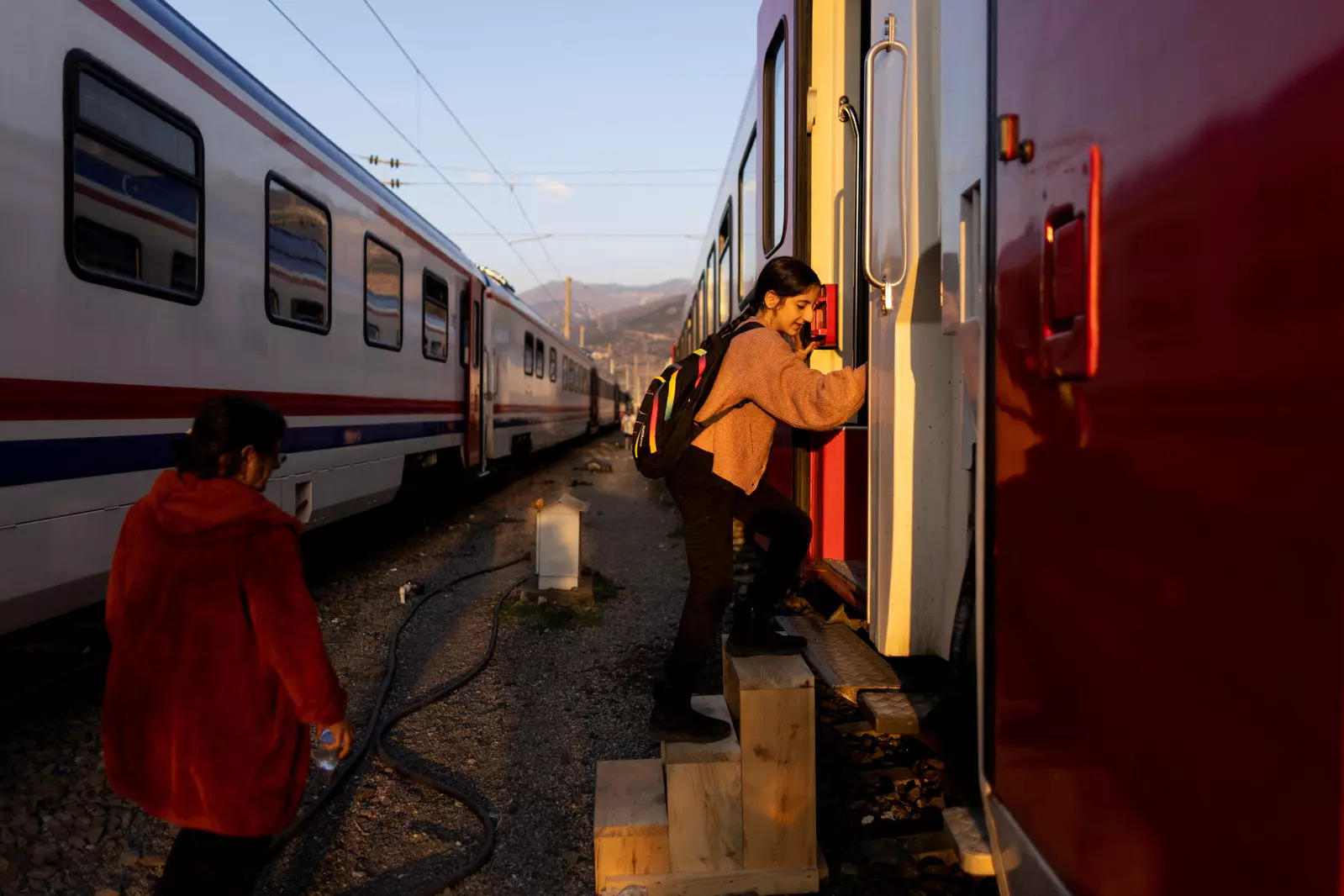 Earthquake: Turkish families shelter on a train