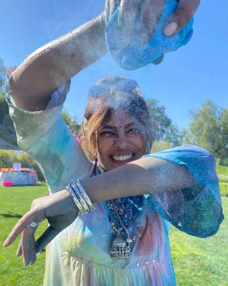 Inside Priyanka Chopra and Nick Jonas&rsquo; fun-filled Holi party with Preity Zinta in LA