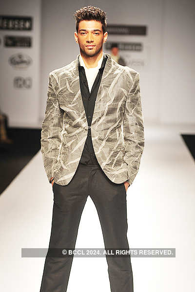 A model walks the ramp for designer Manoviraj on Day 3 of VHIMW 2011 at ...