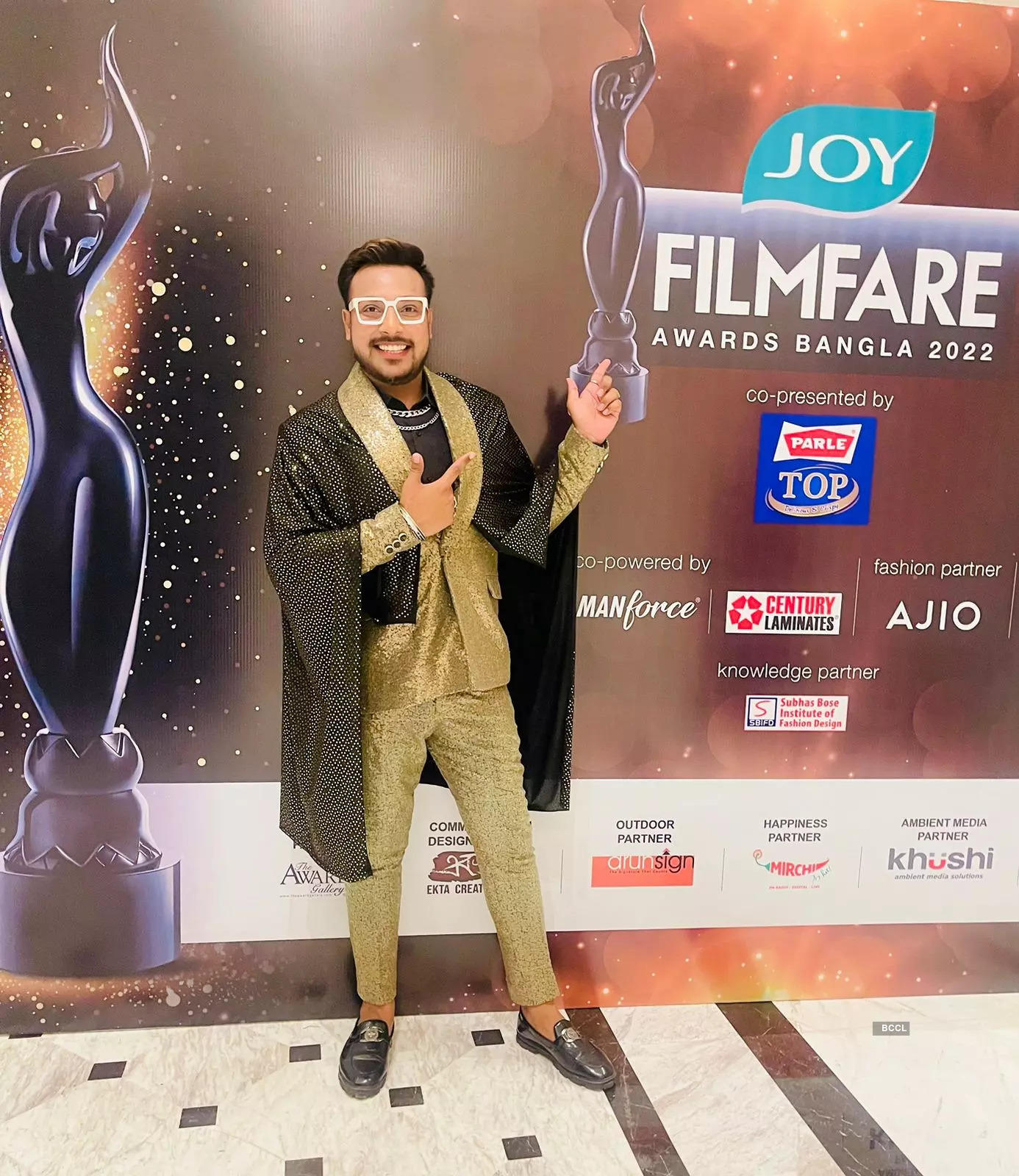 Actor & anchor Ankit Shaw's unique fashion style grabs eyeballs at the Joy Filmfare Awards Bangla Red Carpet