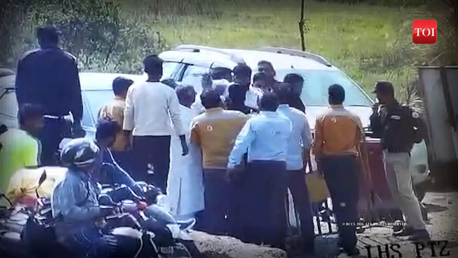 Tussle between baratis and toll personnel over highway toll tax