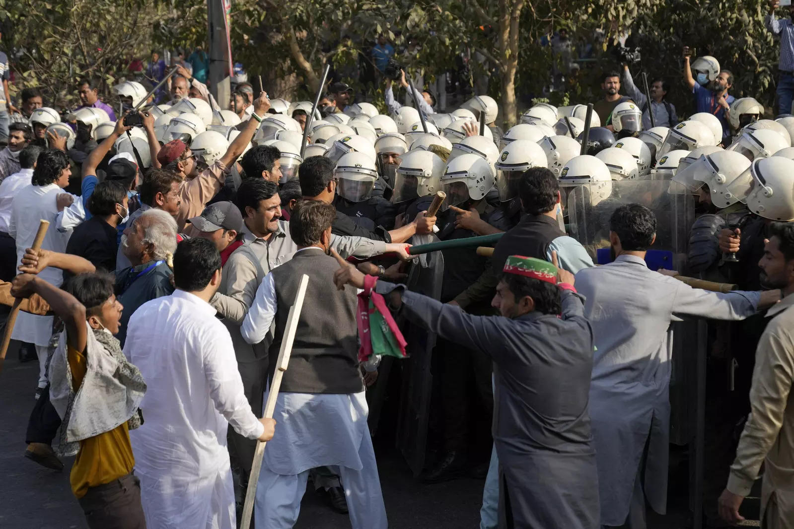 Clashes in Pakistan as police try to arrest Imran Khan