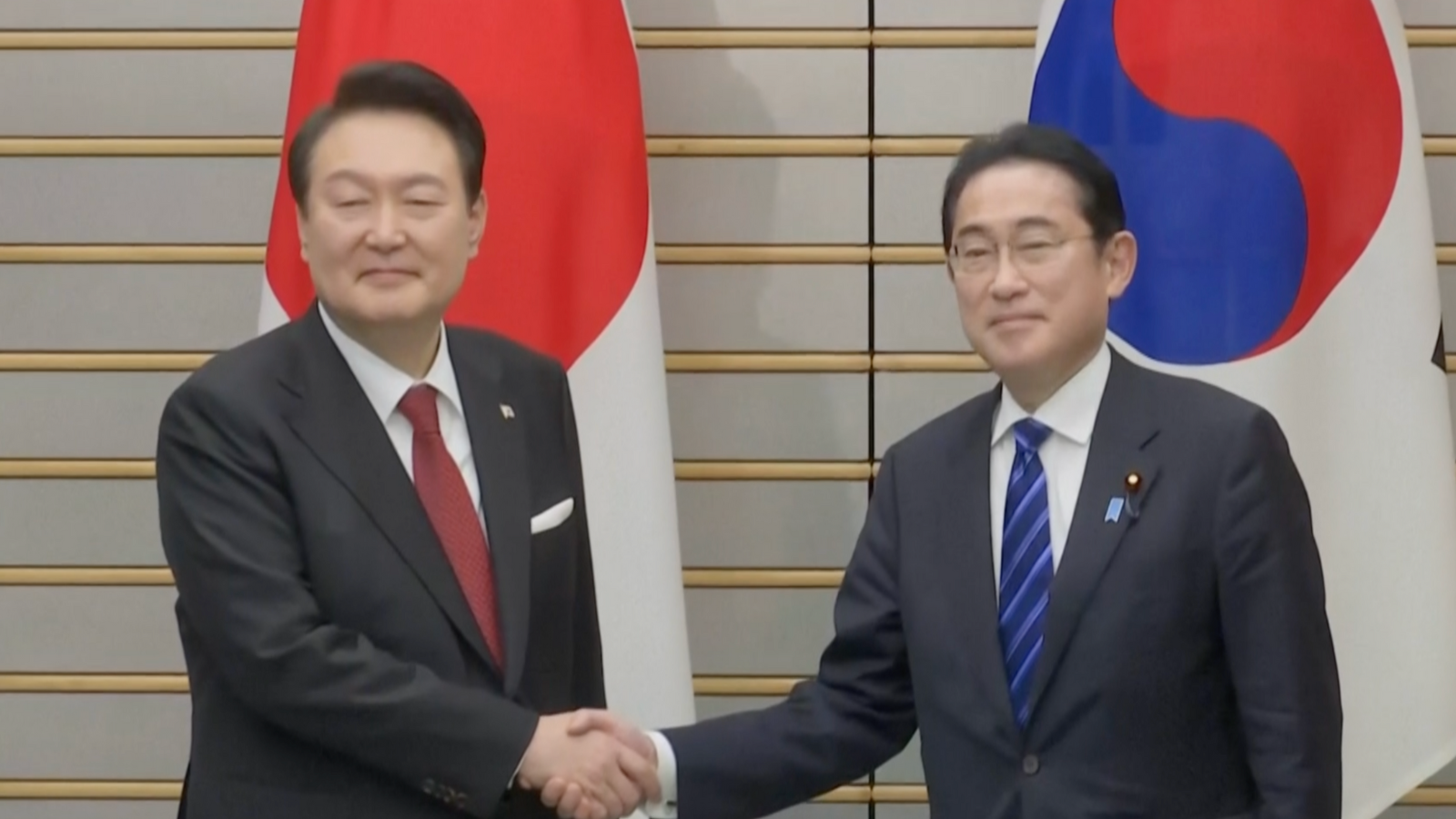 yoon suk yeol: Japanese PM Fumio Kishida and President Yoon Suk Yeol ...