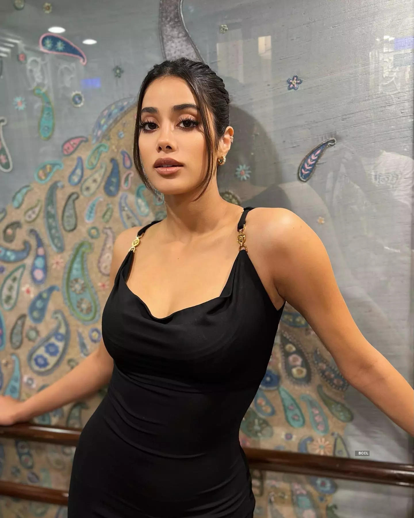 These bewitching pictures of Janhvi Kapoor in midi dress will leave you stunned!