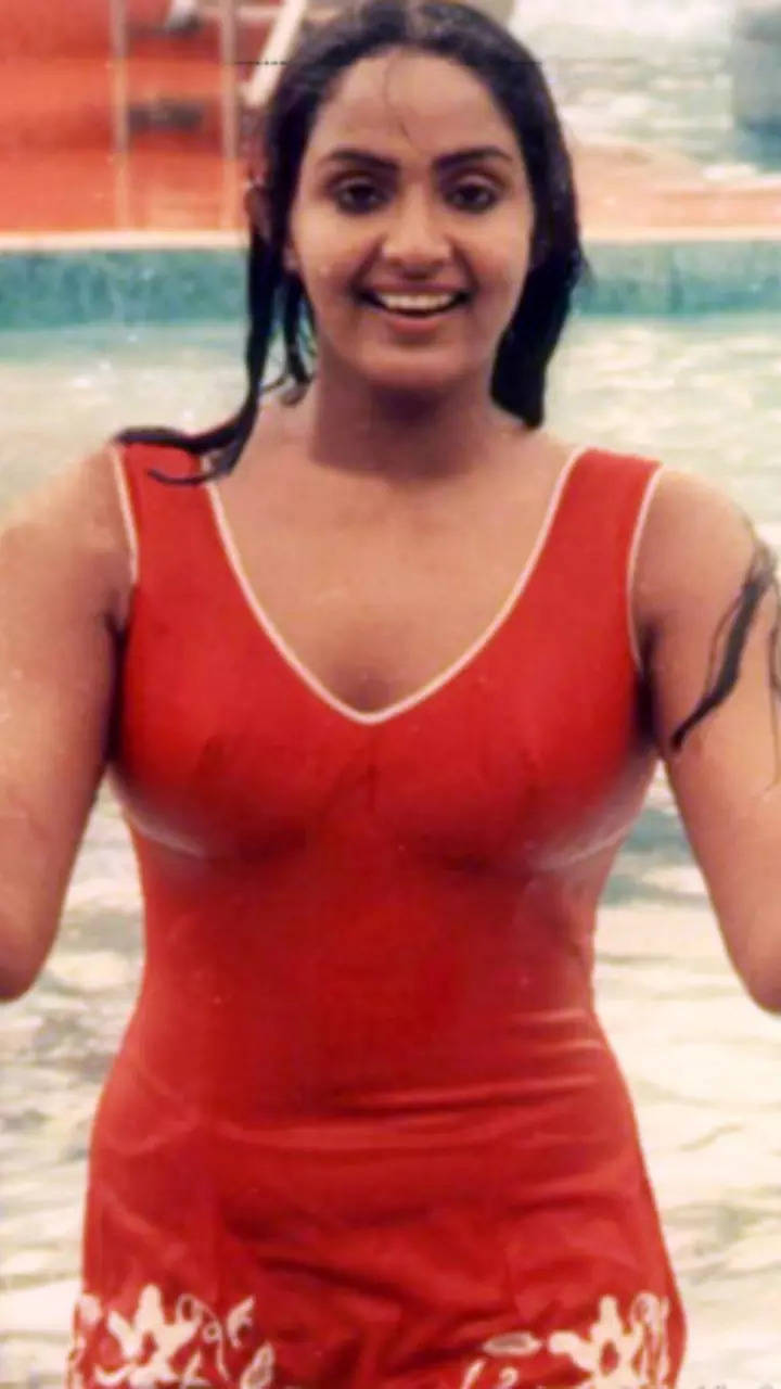 Yesteryear heroines who sizzled in swimsuits | Times of India