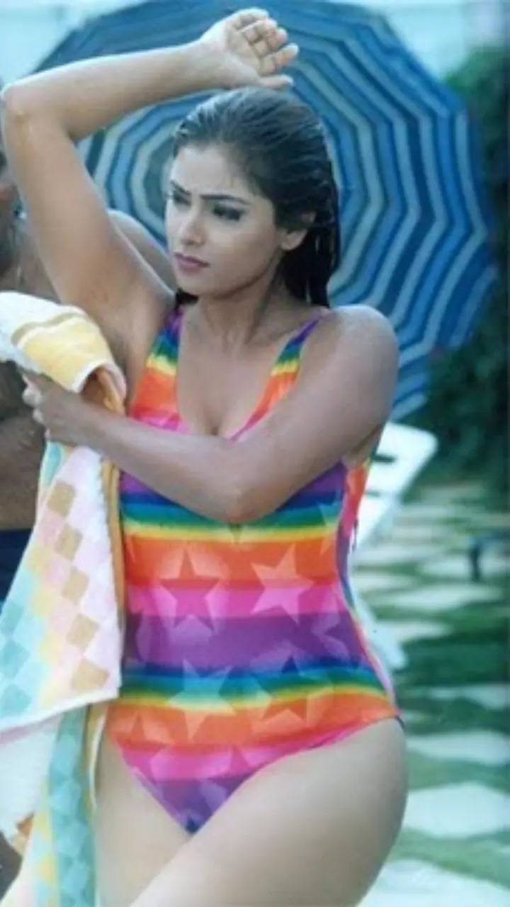 Yesteryear heroines who sizzled in swimsuits | Times of India