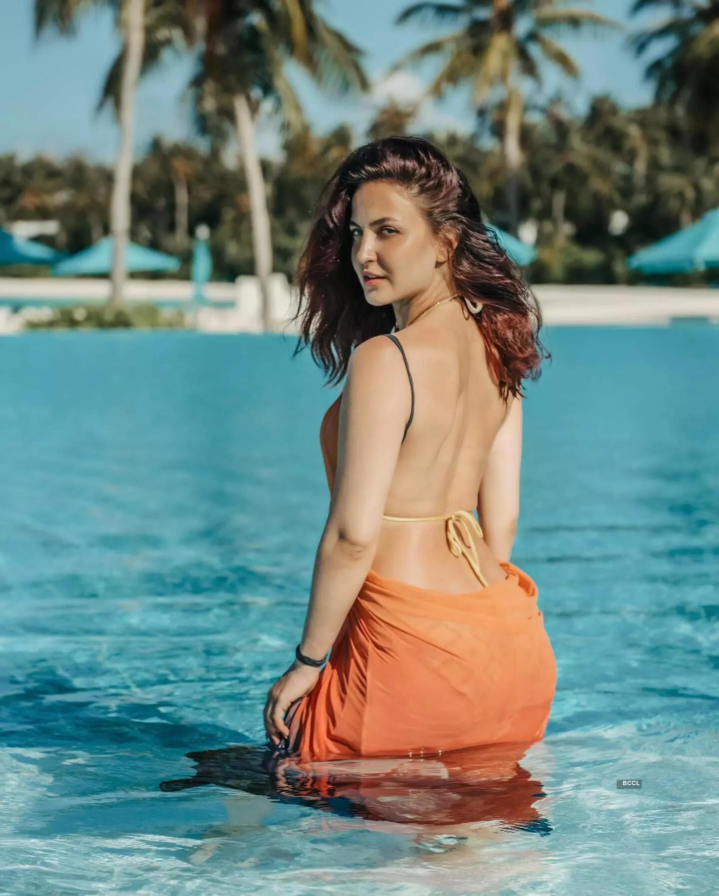 Elli AvrRam turns up the heat with her glamorous pictures