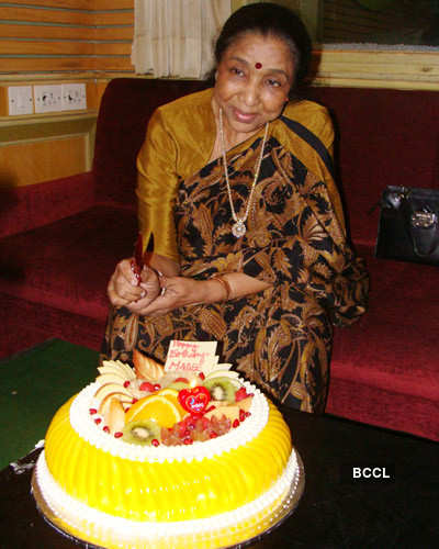 Asha Bhosle celebrates her birthday