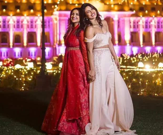 Parineeti-Chopra-shares-an-UNSEEN-photo-with-Priyanka-Chopra-from-her-wedding-