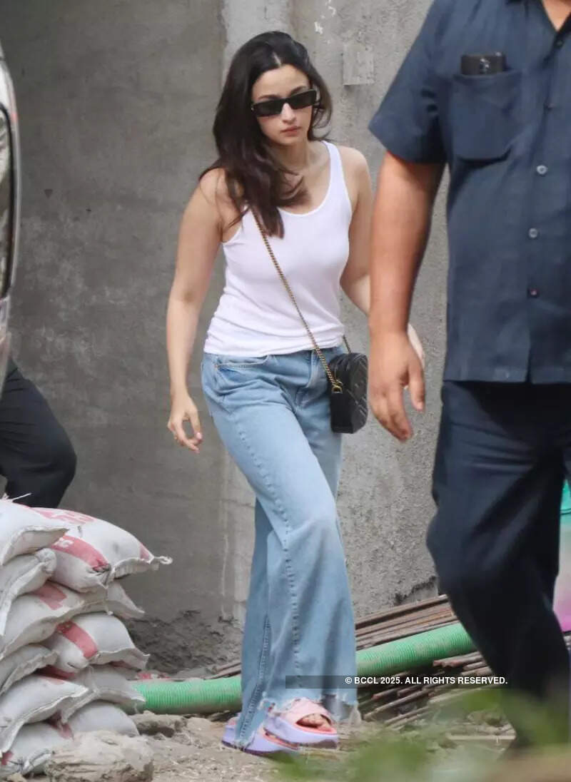 #ETimesSnapped: From Varun Dhawan-Natasha Dalal to Karan Kundrra-Tejasswi Prakash, paparazzi pictures of your favourite celebs