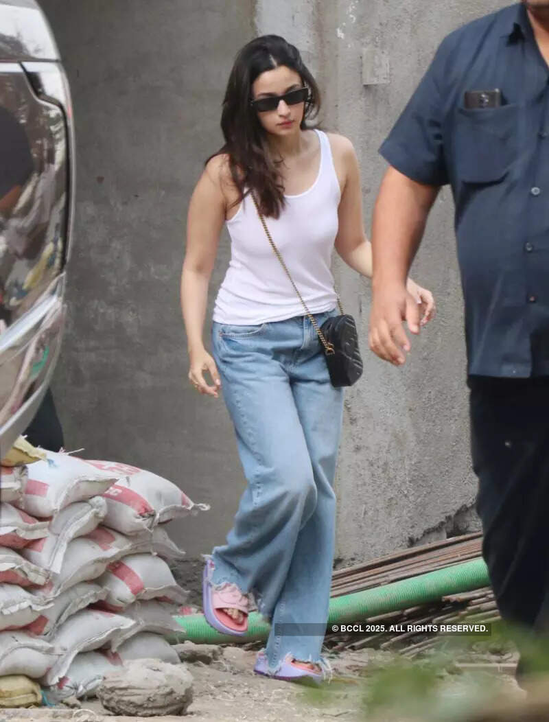 #ETimesSnapped: From Varun Dhawan-Natasha Dalal to Karan Kundrra-Tejasswi Prakash, paparazzi pictures of your favourite celebs