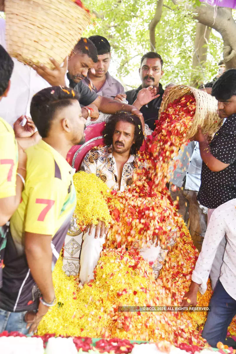 ​Upendra celebrates birthday with his fans
