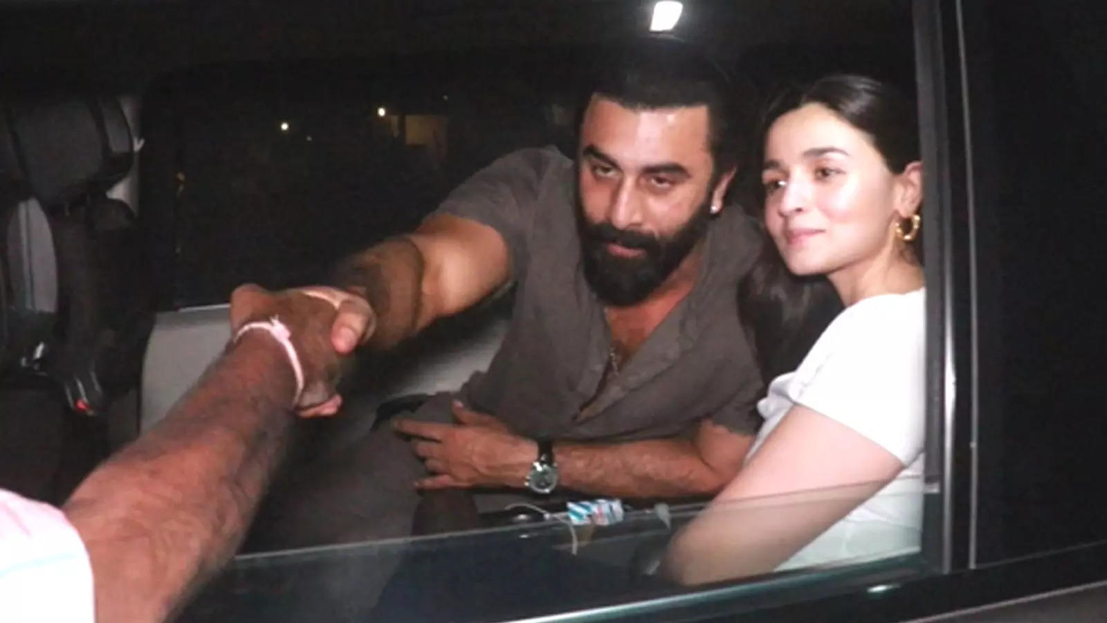 Ranbir Kapoor, Alia Bhatt spotted on their first wedding anniversary ...