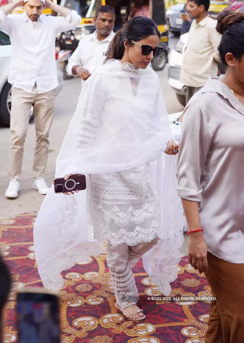 Kartik Aaryan, Rajkummar Rao, Hina Khan & other celebs attend Mukesh Chhabra's mother's prayer meet