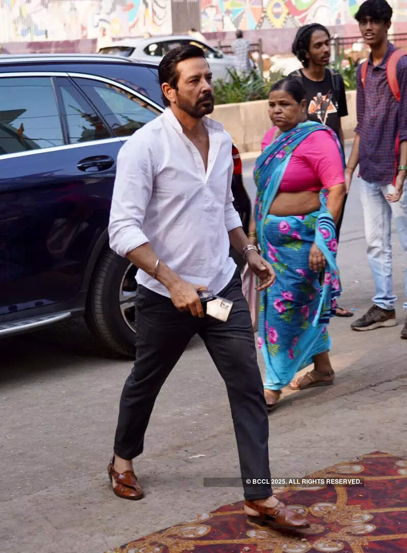 Kartik Aaryan, Rajkummar Rao, Hina Khan & other celebs attend Mukesh Chhabra's mother's prayer meet