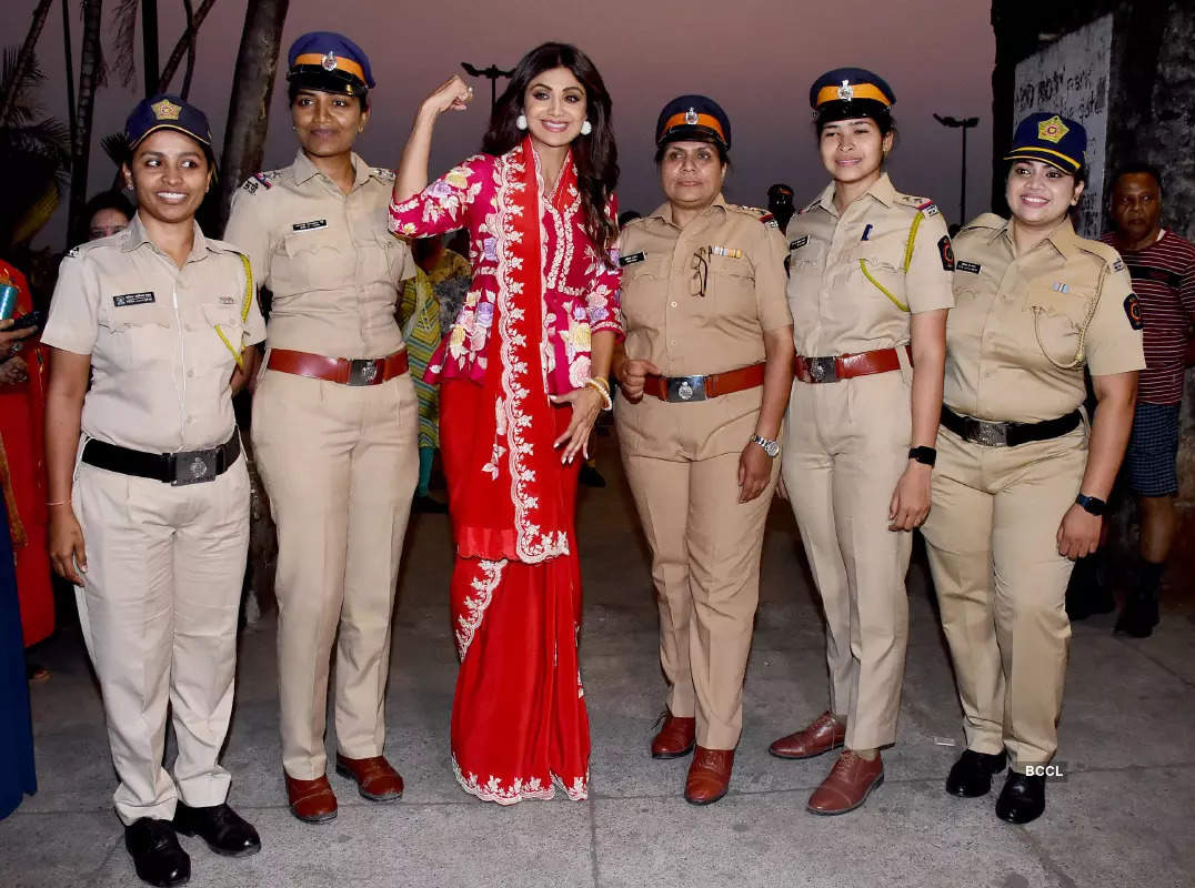 Shilpa Shetty felicitates Nirbhaya Squad at an event