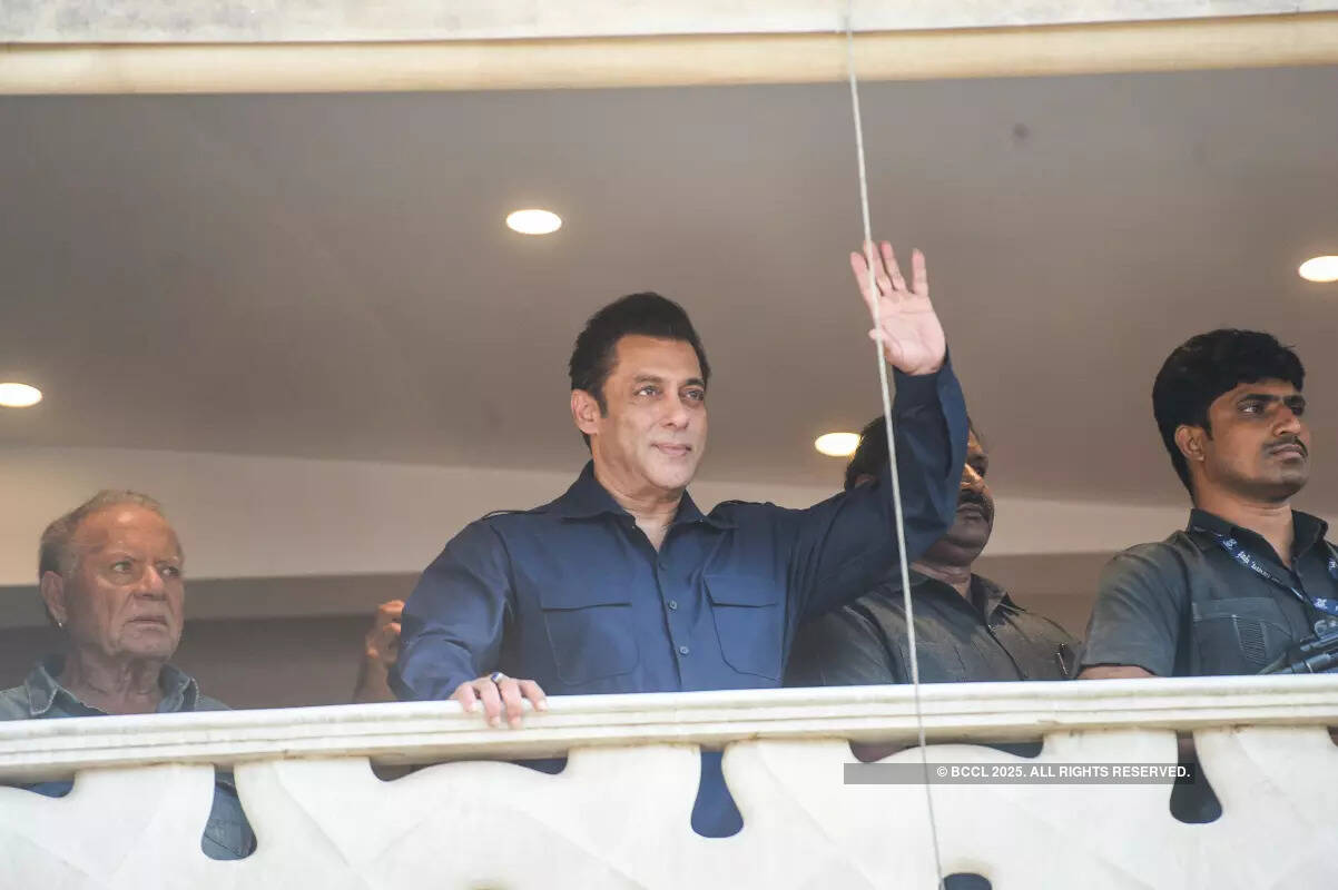 #ETimesSnapped: From Shah Rukh Khan-Salman Khan to Nia Sharma-Rakhi Sawant, paparazzi pictures of your favourite celebs