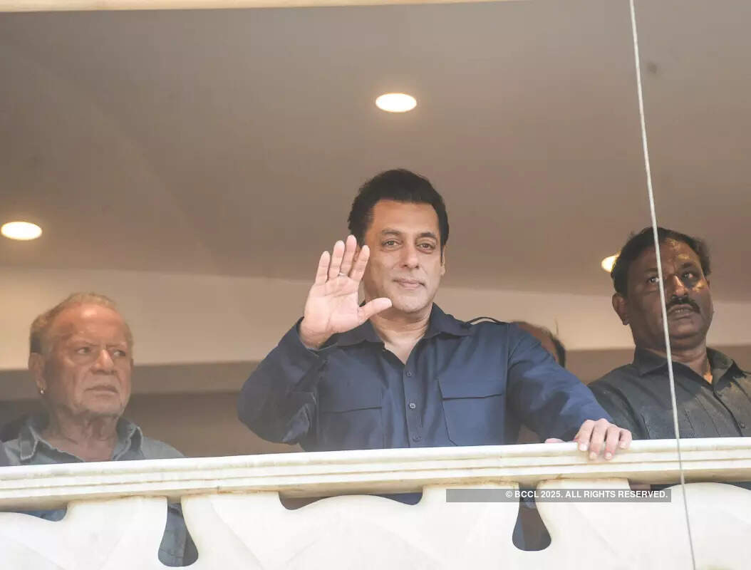 #ETimesSnapped: From Shah Rukh Khan-Salman Khan to Nia Sharma-Rakhi Sawant, paparazzi pictures of your favourite celebs