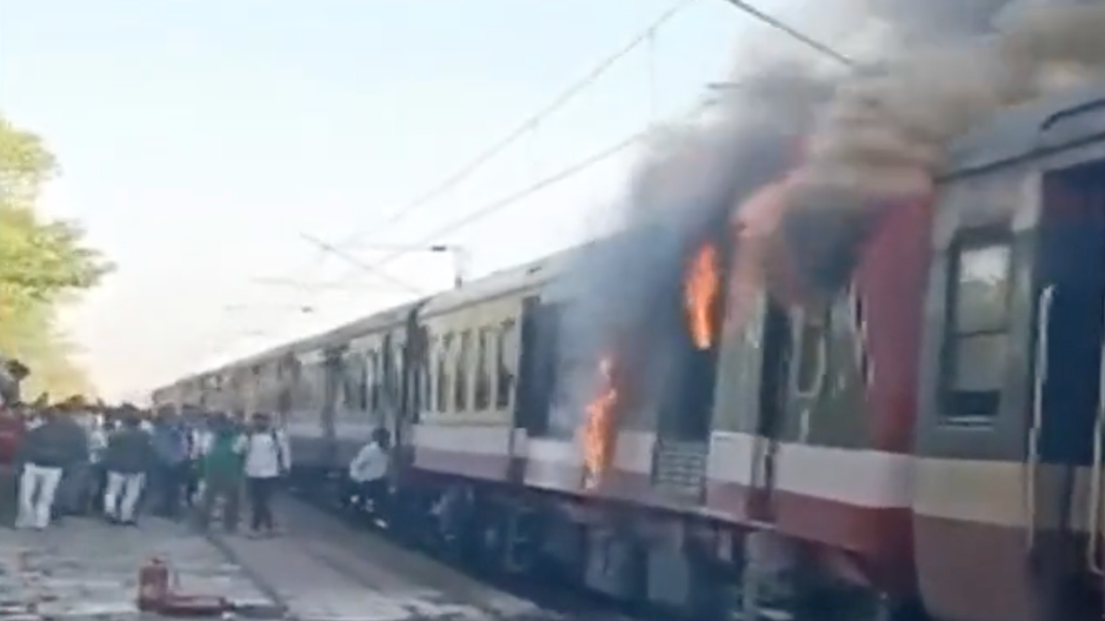 Video: Massive fire breaks out in Ratlam-Dr Ambedkar Nagar Demu train ...