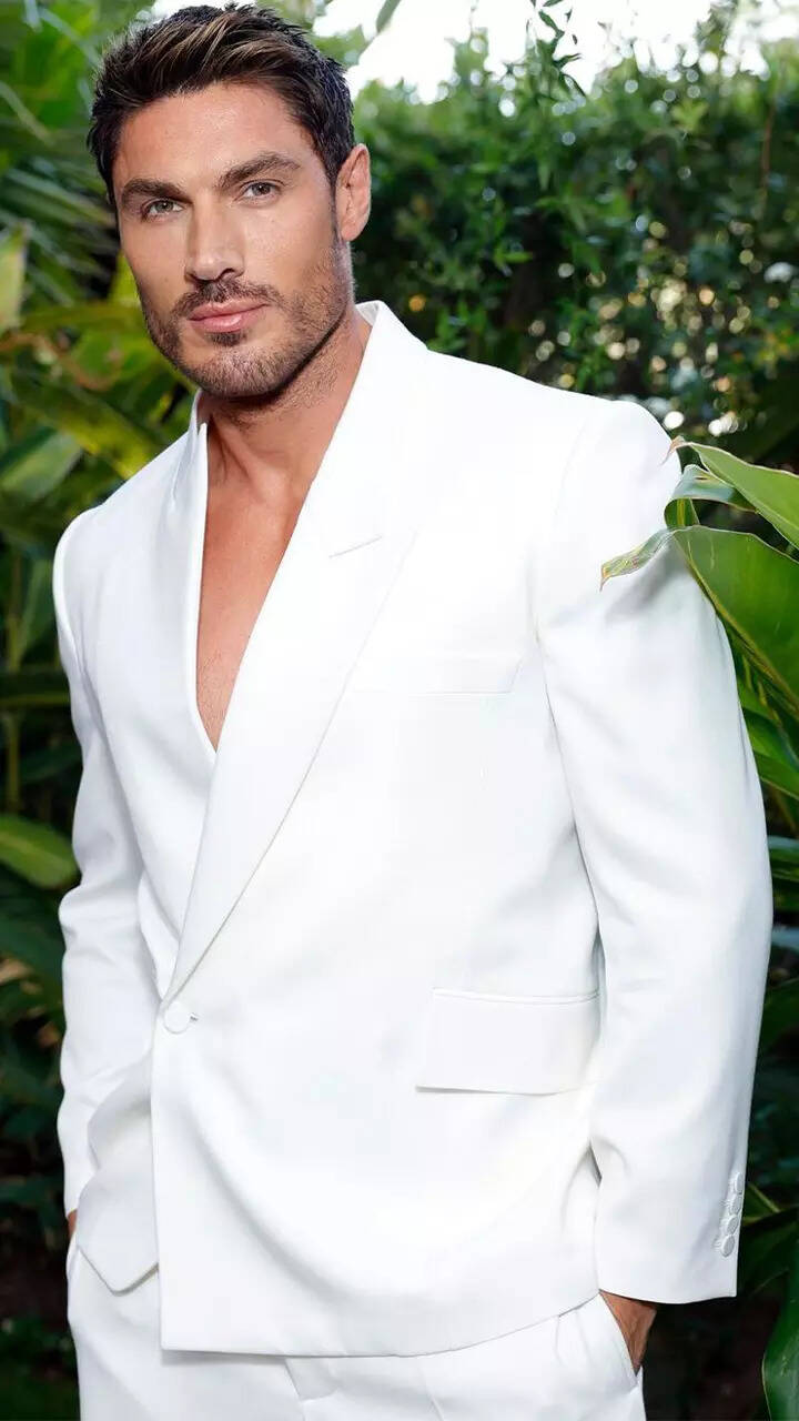 ​Chris Appleton, a celebrity stylist who looks no less than a celebrity himself​