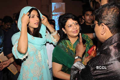 Priyanka visits 'Andheri Cha Raja'