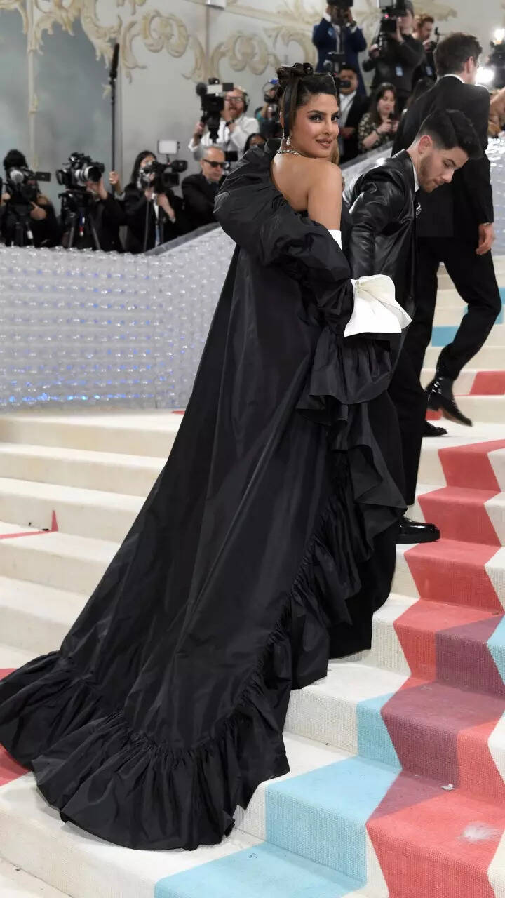 Hand in hand at the iconic Met steps 