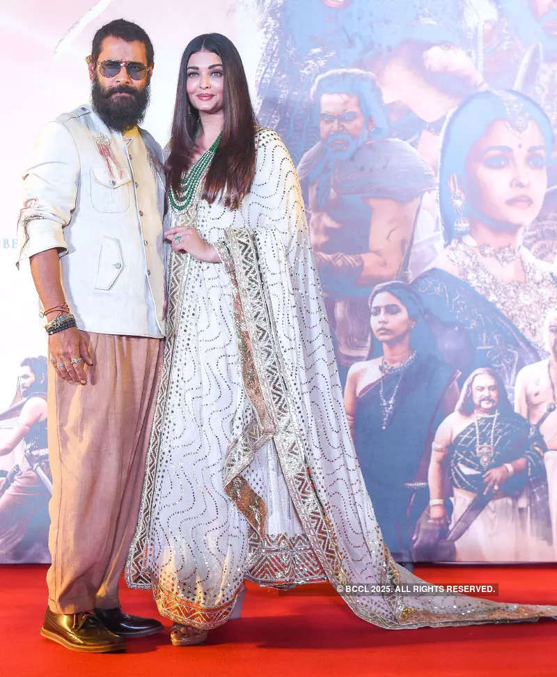 Aishwarya Rai stuns in ethnic wear at the trailer launch of Ponniyin ...