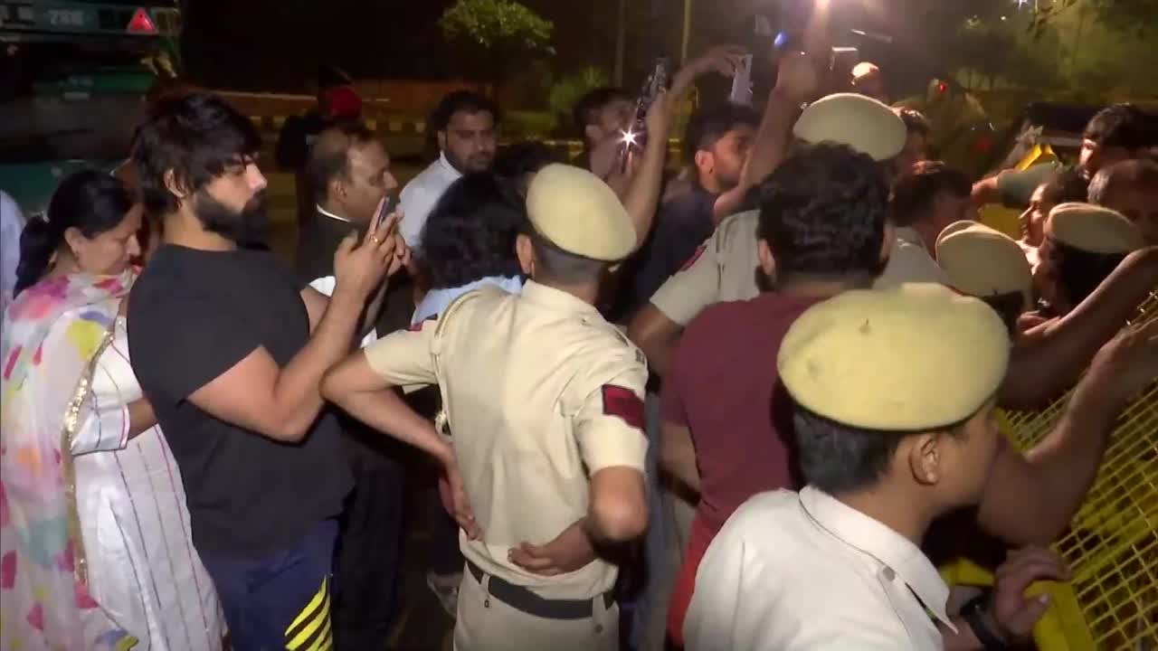 Scuffle Between Wrestlers And Police At Night In Delhi During Wrestlers