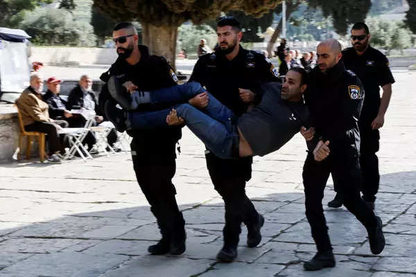 Israeli police raid Jerusalem holy site
