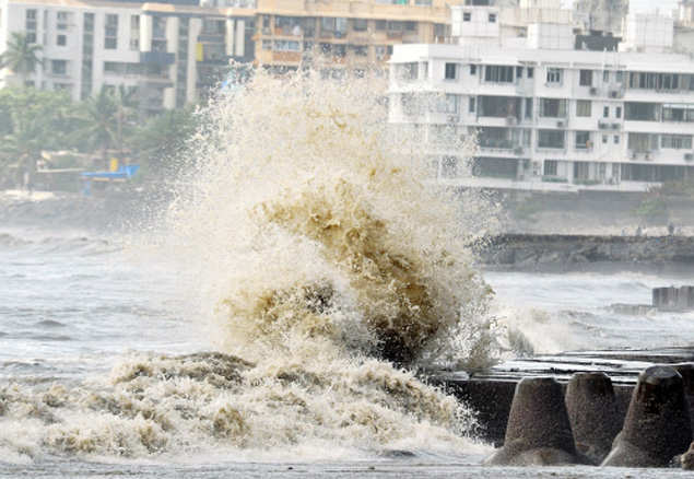 High tide alert: Mumbaikars warned against venturing near sea | Mumbai ...