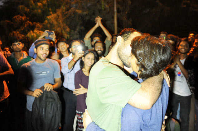 Kiss Of Love Campaign In Jnu Few Lock Lips But Many Give Tongue