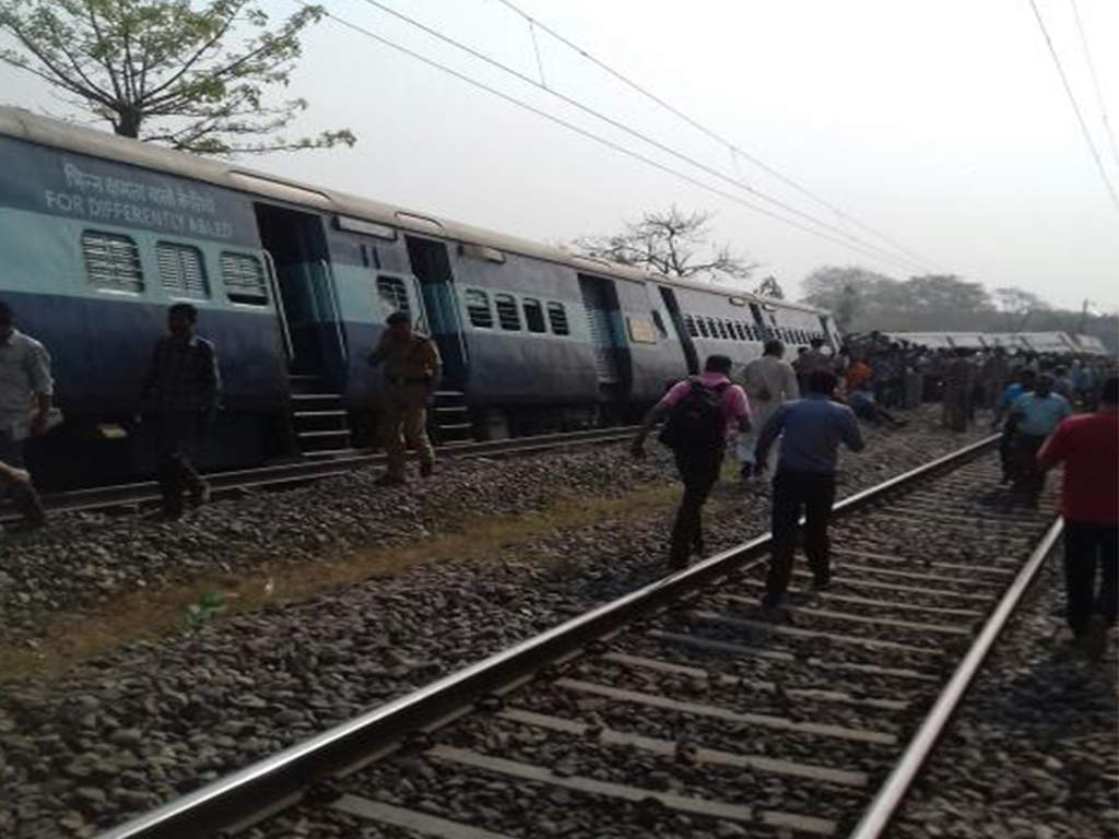 Lucknow Meerut Express Derails: 8 Coaches Of Meerut-Lucknow Rajya Rani ...