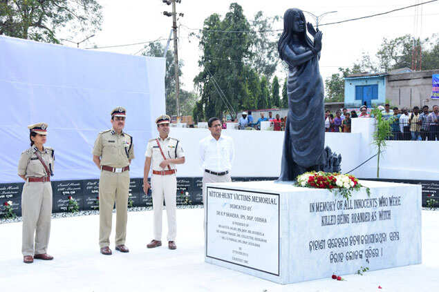 स्मारक भारत में एक तरह का है। मूर्ति के चारों ओर की दीवार मृत पीड़ितों के नाम पर है
