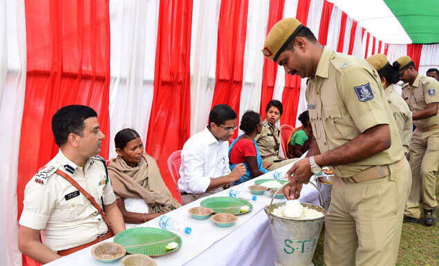 डायन के शिकार लोग पुलिस के साथ भोजन करते हैं। अधिकारियों का कहना है कि उन्होंने इस प्रथा के लिए जनजातियों को संवेदनशील बनाया