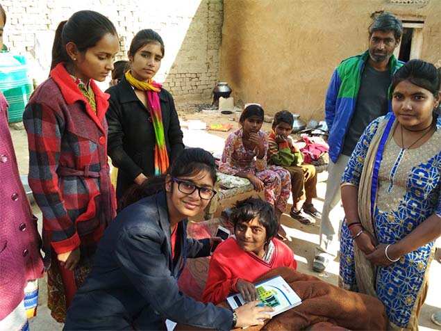 Les habitants de mon village ont dit que j'avais une mauvaise influence. Maintenant, ces mêmes personnes célèbrent la naissance de leurs filles: Anju Verma (dans des verres)