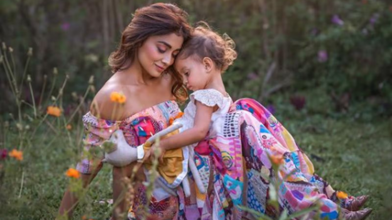 An old photoshoot of Shriya with her daughter.
