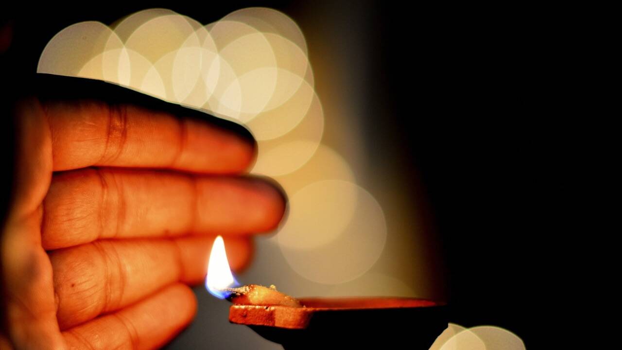 ​<strong>Should you let a diya burn out naturally or extinguish it after puja? What’s allowed by the Hindu shastras and what’s forbidden? </strong>​<br>