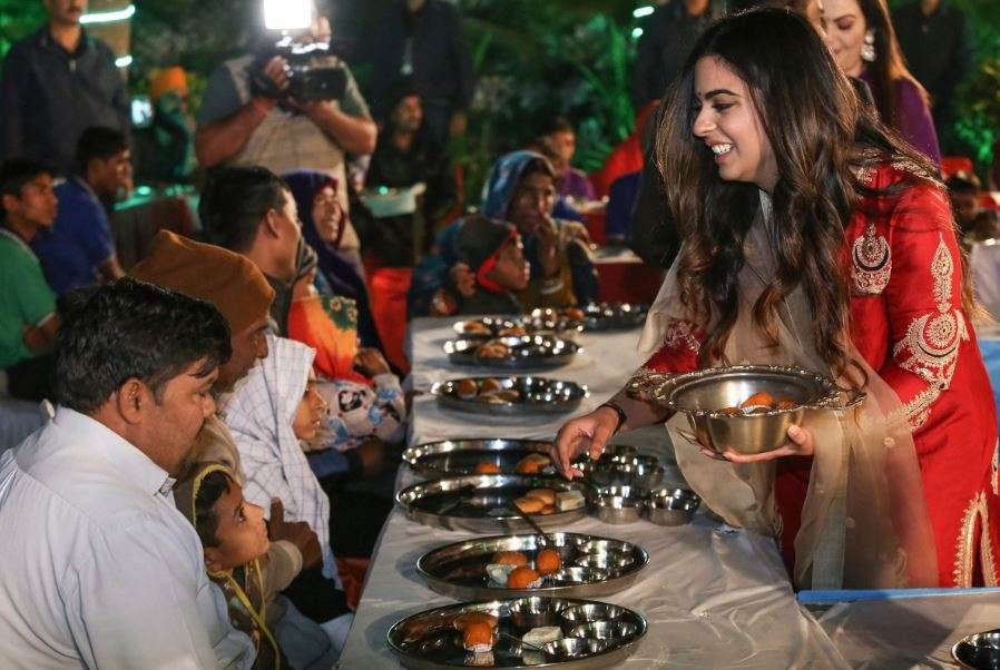 Mukesh Ambani hosts 'Anna Seva' before daughter's wedding | India News ...