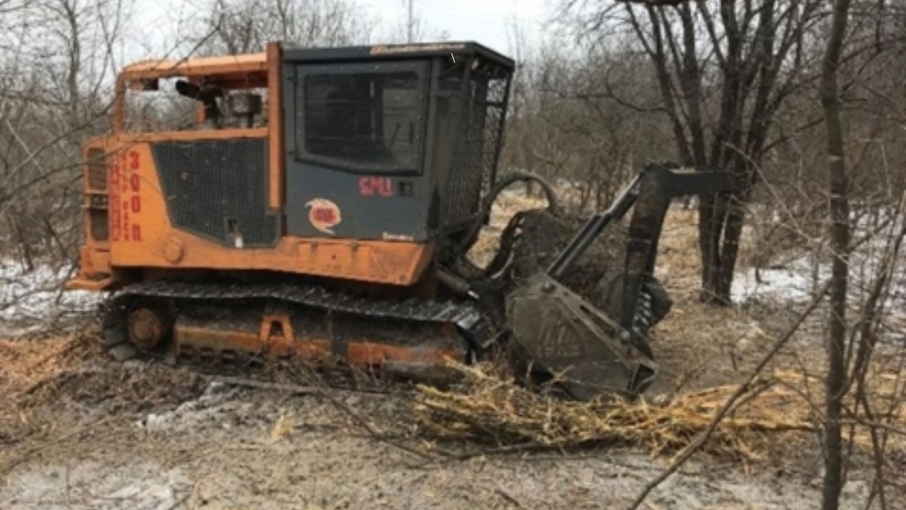 How did volunteers help restore 43 acres in Illinois