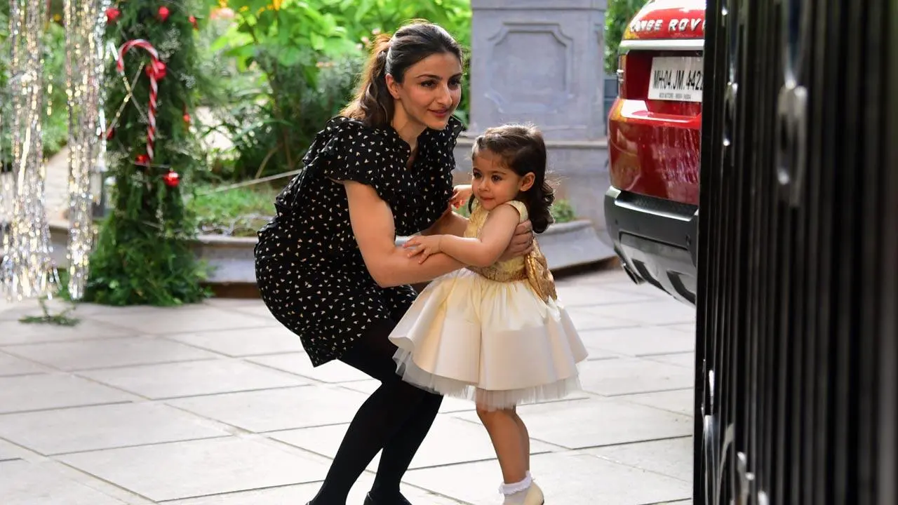 Soha with Inaaya.