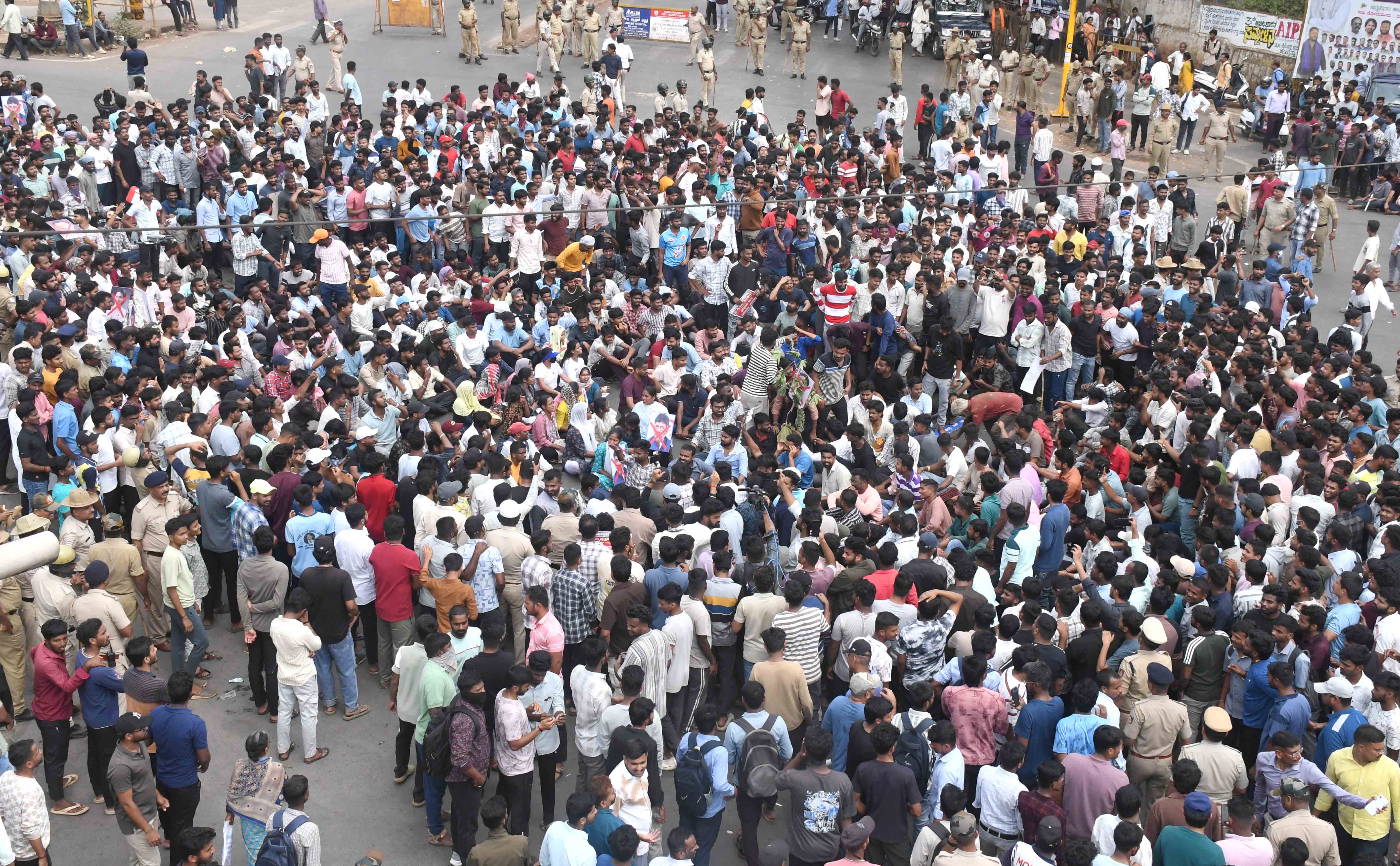 fa74e158-d5e3-4046-95ff-cff9295d913e_Unemployed_youth_protest.jpg