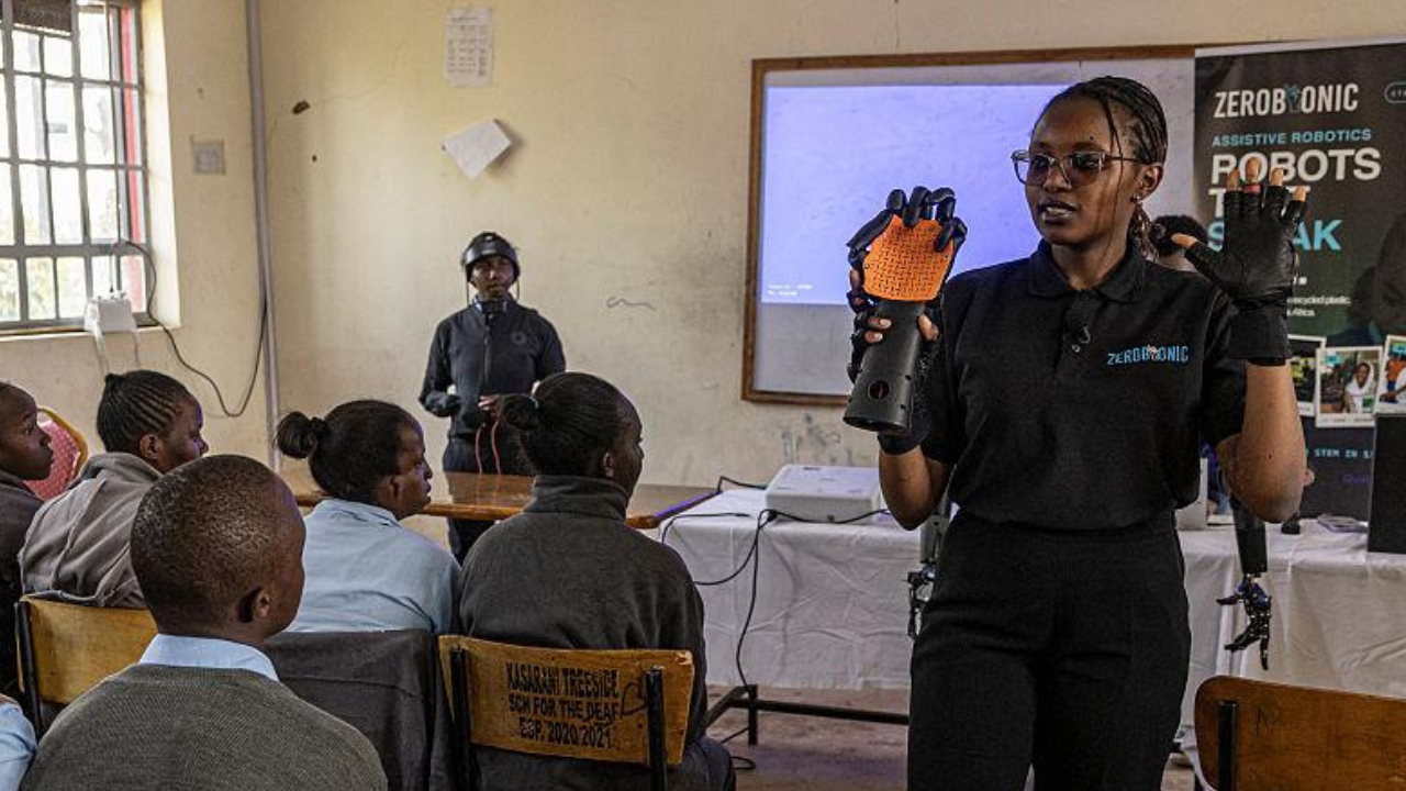 How the robotic hands translate teachers' voices into signs<br>