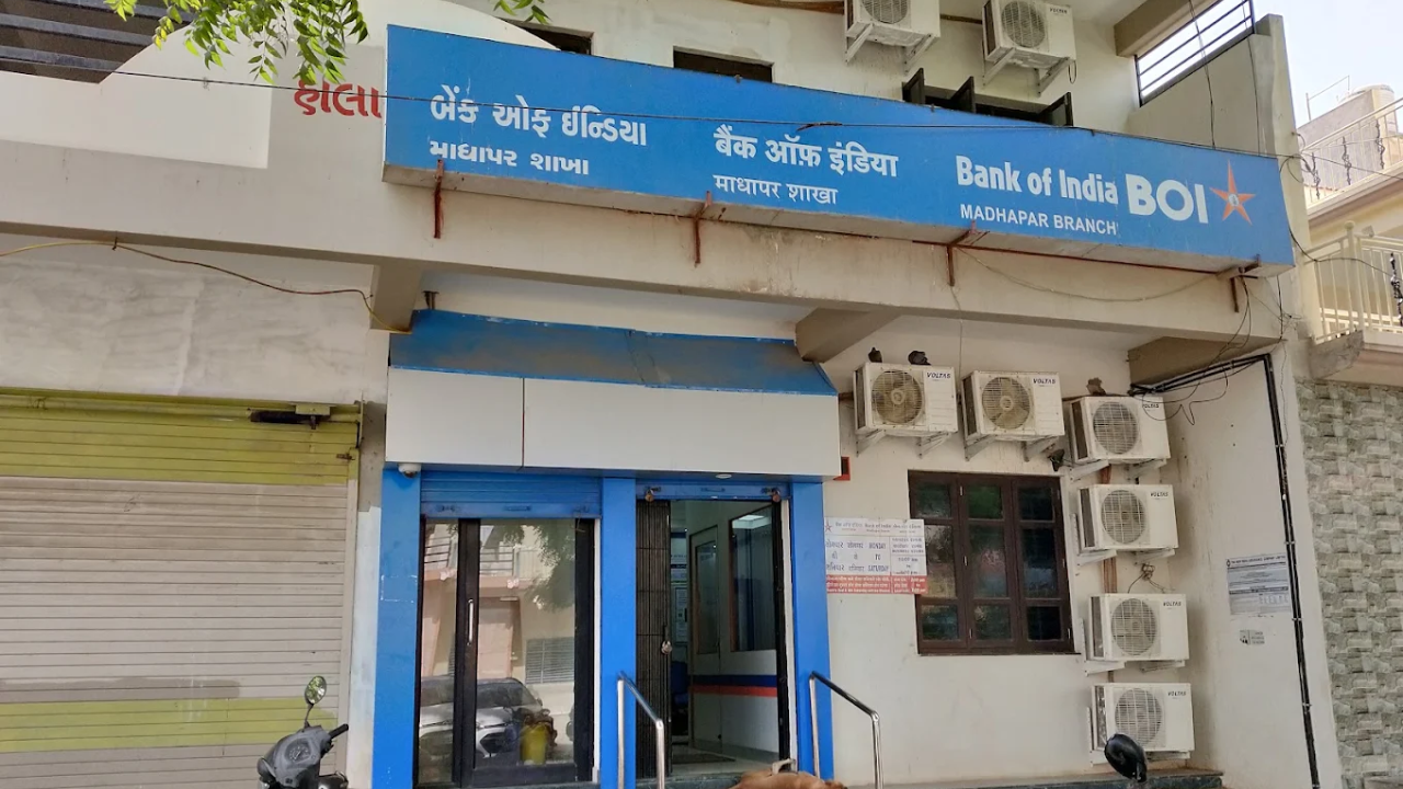 The Madhapar Village Association was established in London in 1968 with the aim of keeping people living abroad connected to their native village.