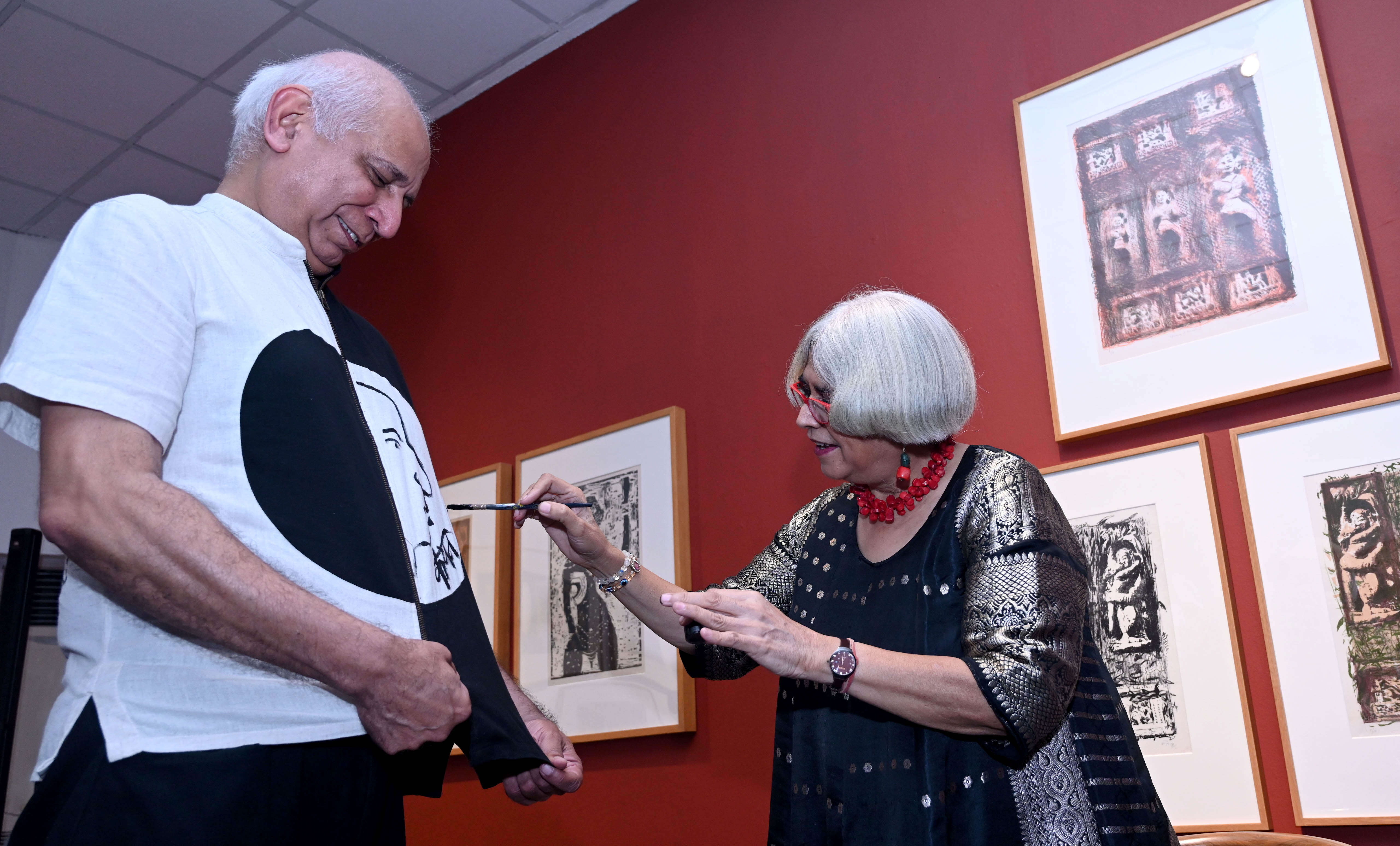 Kanchan Chander paints on curator Kishore Singh’s shirt