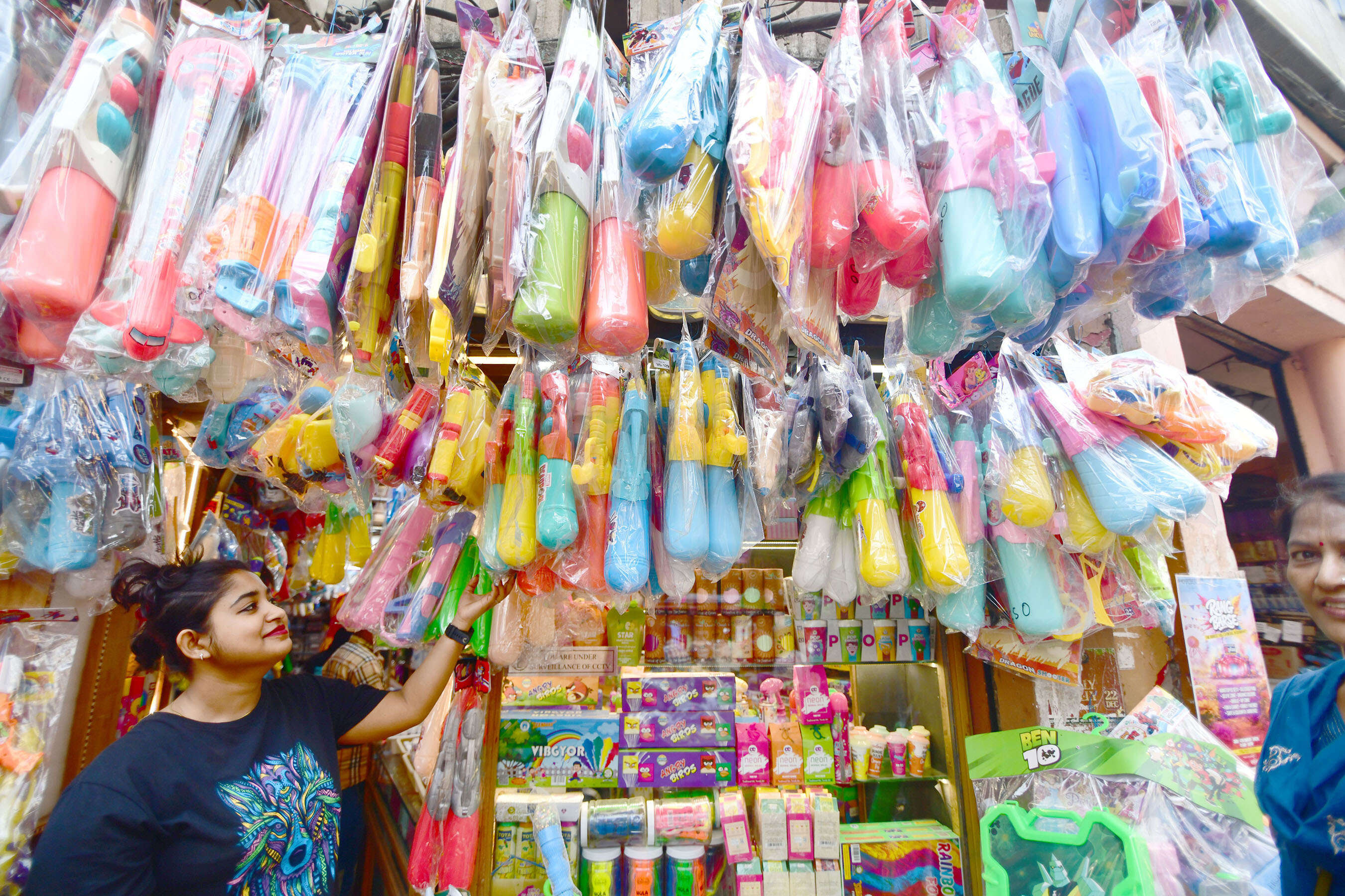 50b52ec6-0821-4784-8883-b8bb2c25ccd1_25-02-26_Guwahati-_Holi_Market_2.jpg