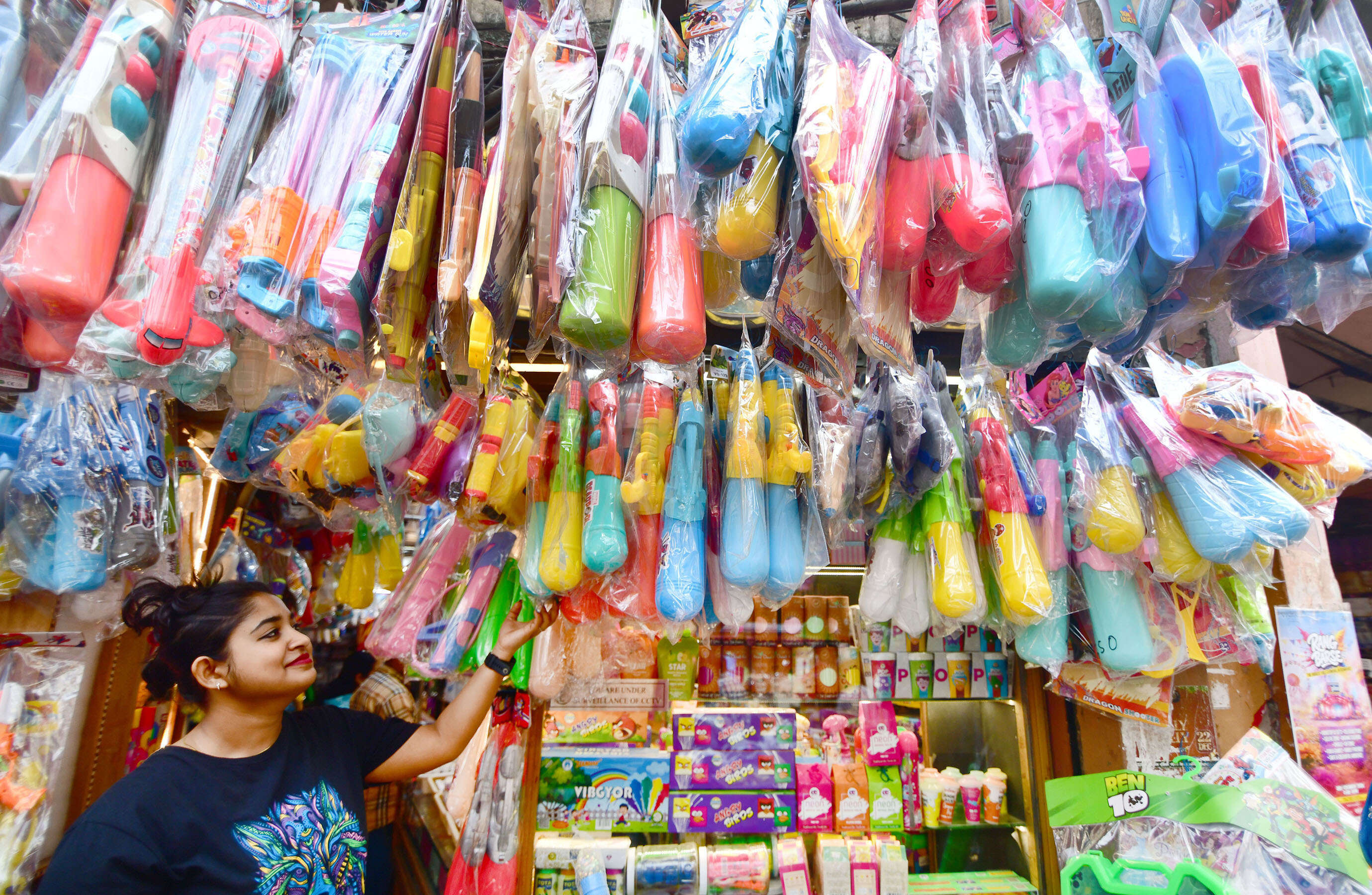 c5a6ddcd-51cb-46b3-a064-a543562cb1ba_25-02-26_Guwahati-_Holi_Market_1.jpg