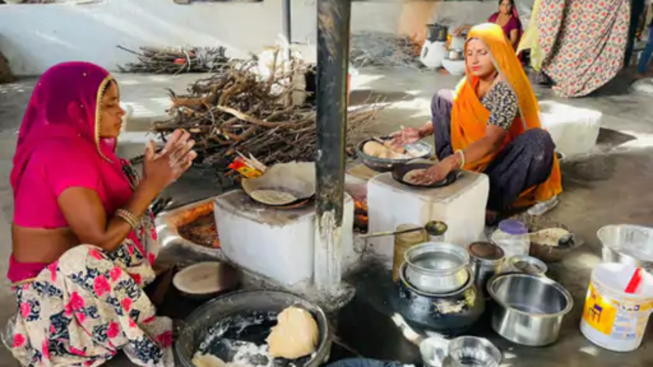 With 185 members, the Bagdi Mali family cooks nearly 50kg of flour and 15kg of vegetables every day.