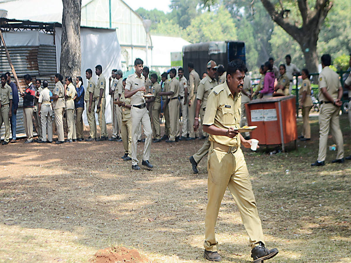 Bengaluru: Police personnel at Lalbagh flower show refused to use steel ...