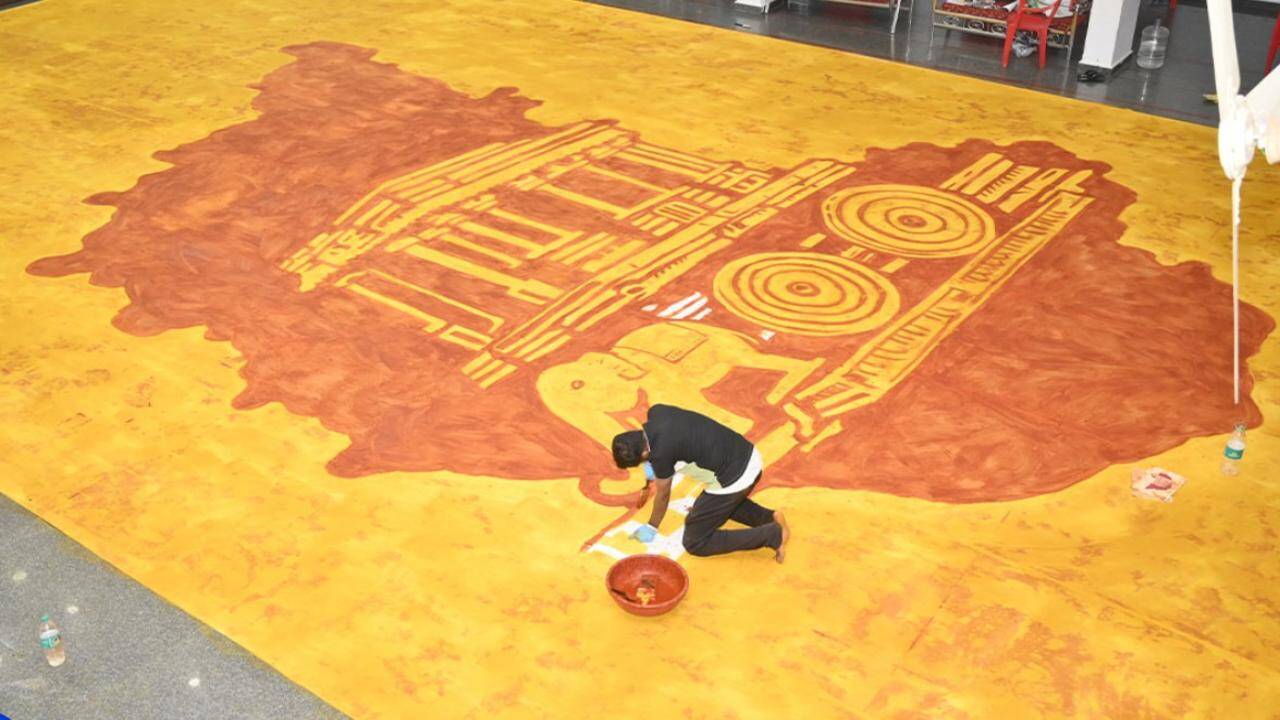 Amar Kale creating artwork using chilli and tumeric powder