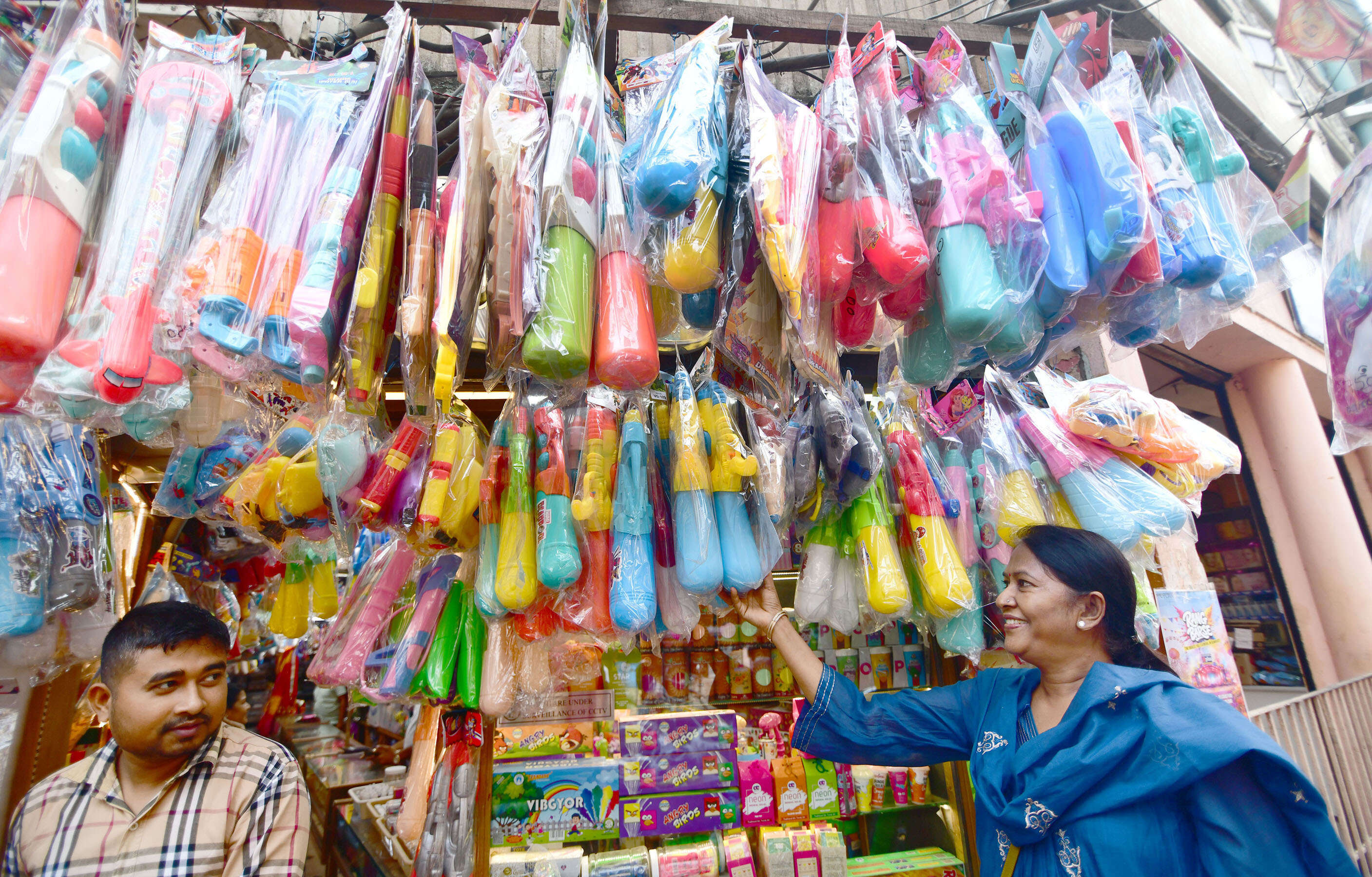 32871e45-a4e6-431d-86cc-5a186735397d_25-02-26_Guwahati-_Holi_Market_8.jpg